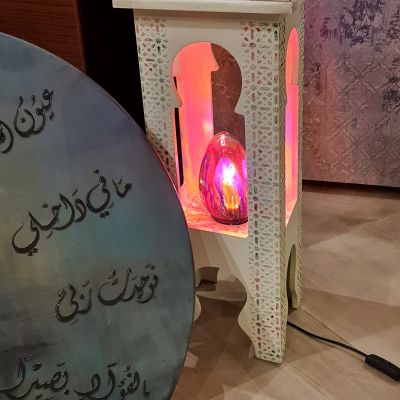 طاولة جانبية مع إضاءة