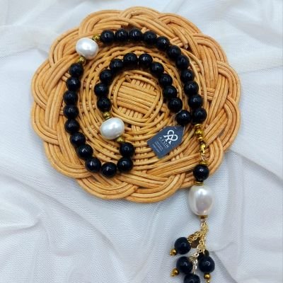 A 33-bead rosary made of agate stones, hematite spacers, and Chinese gold-plated chains.