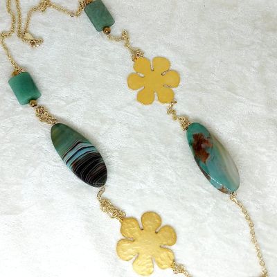 A necklace made of agate stones and gold-plated copper.