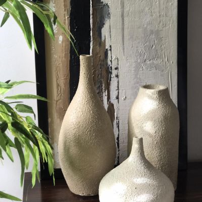 Set of three vases of different sizes 