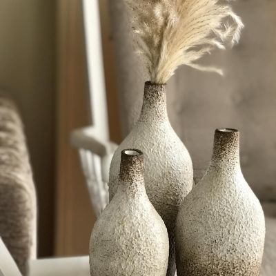 Set of three vases of different sizes 