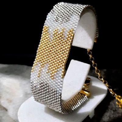 A bracelet of mixed silver and gold colors by Miyuki beads