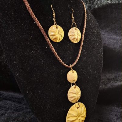 Ceramic set consisting of a necklace and earrings