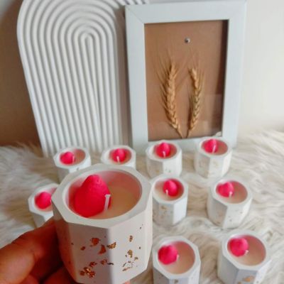 Concrete candle with strawberry scent 