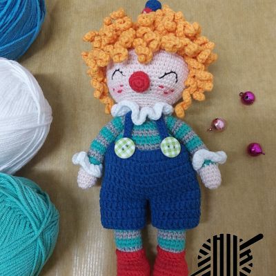 Amigurumi clown