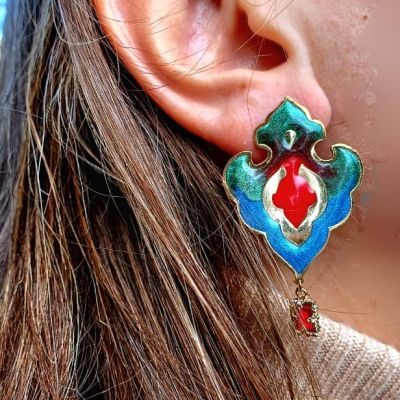 Distinctive earring 