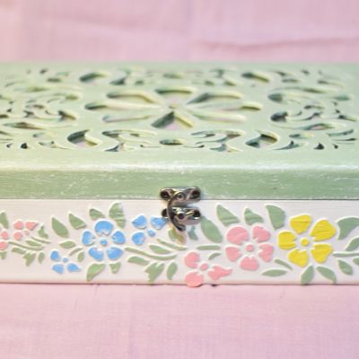 Accessories box with prominent flowers