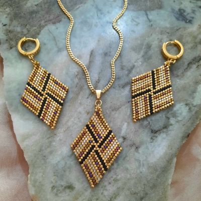 A set of fine lines by Miyuki beads