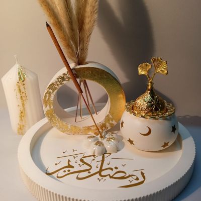 A set of round tray inlaid with gold leaf