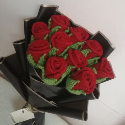 Red roses crochet bouquet