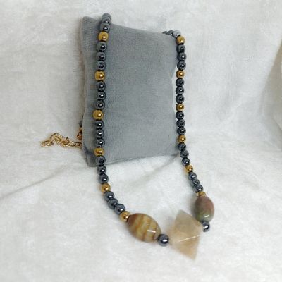 A necklace made of agate stones and hematite stones.