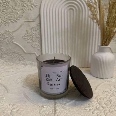 Musk scented candle