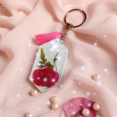 Resin key chain with dry flowers 