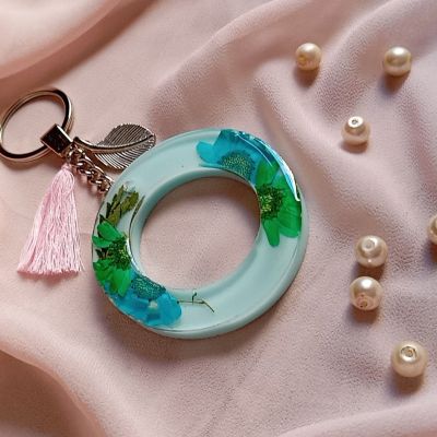 Resin key chain with dry flowers 