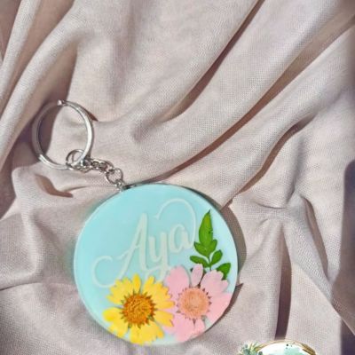 Resin key chain with dry flowers 