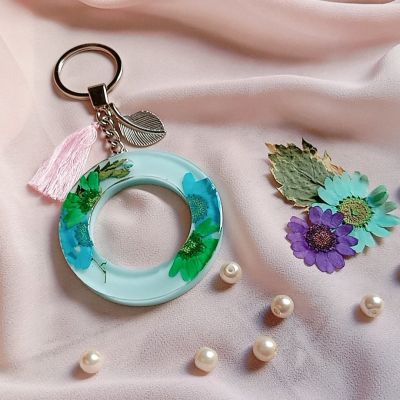 Resin key chain with dry flowers 