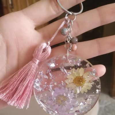 Resin key chain with dry flowers 