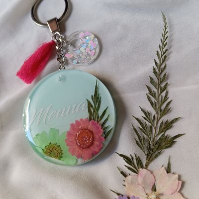 Resin key chain with dry flowers 