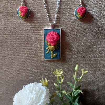 Embroidery necklace and its earing 