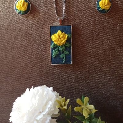 Embroidery necklace and its earing 