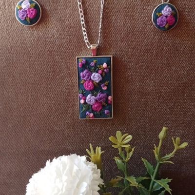 Embroidery necklace and its earing 