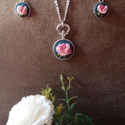 Embroidery necklace and its earing 