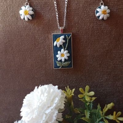 Embroidery necklace and its earing 