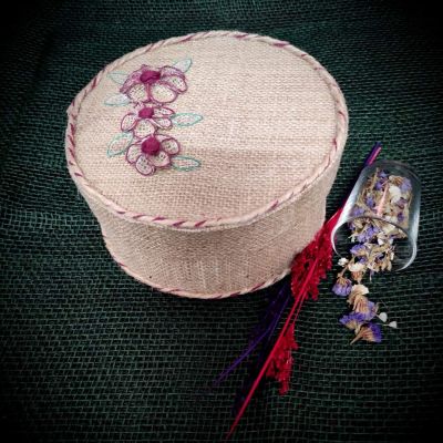 Rounded jute embroidered gift box 