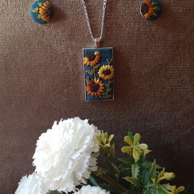 Embroidery necklace and its earing 