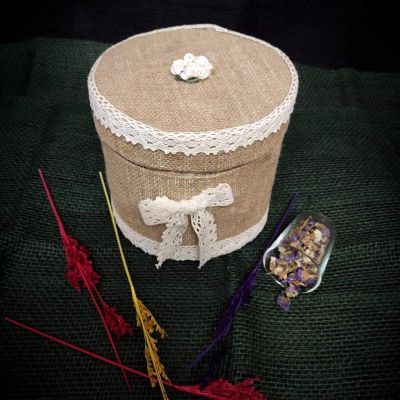 Burlap rounded gift box embroidered with cotton lace 