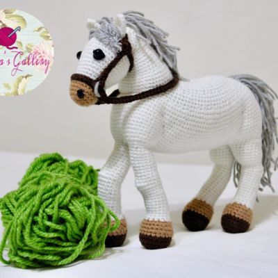 Crochet horse 