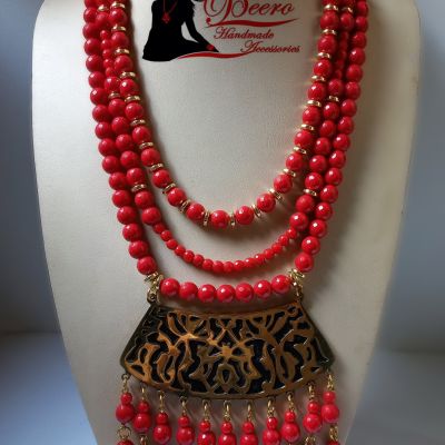 Red agate necklace with a distinctive design