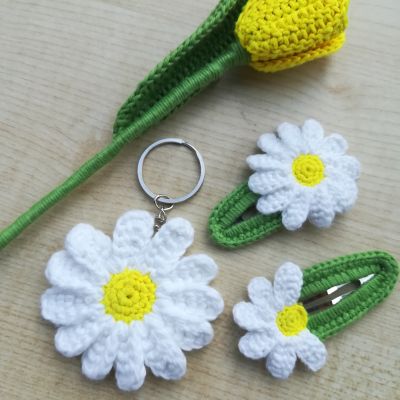 Daisy flower collection.. 2 hair clips & a keychain 