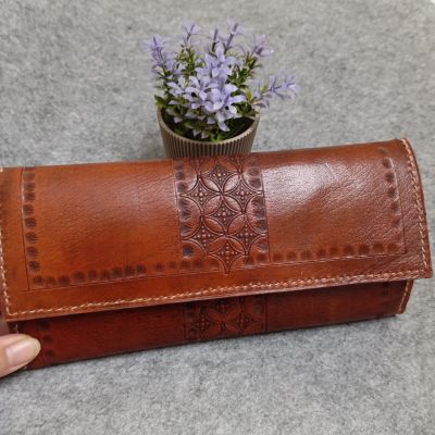 Hand-carved and hand-stitched Havan wallet made of natural leather