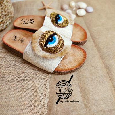 Slipper with a round eye